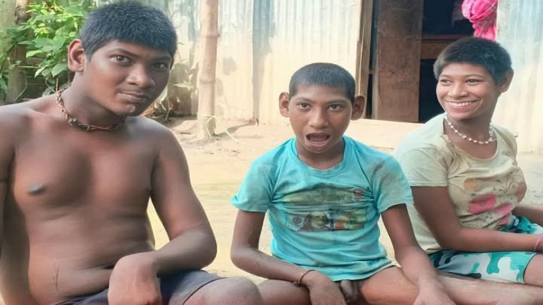 তিন প্রতিবন্ধী সন্তানকে নিয়ে হাওরের বুকে